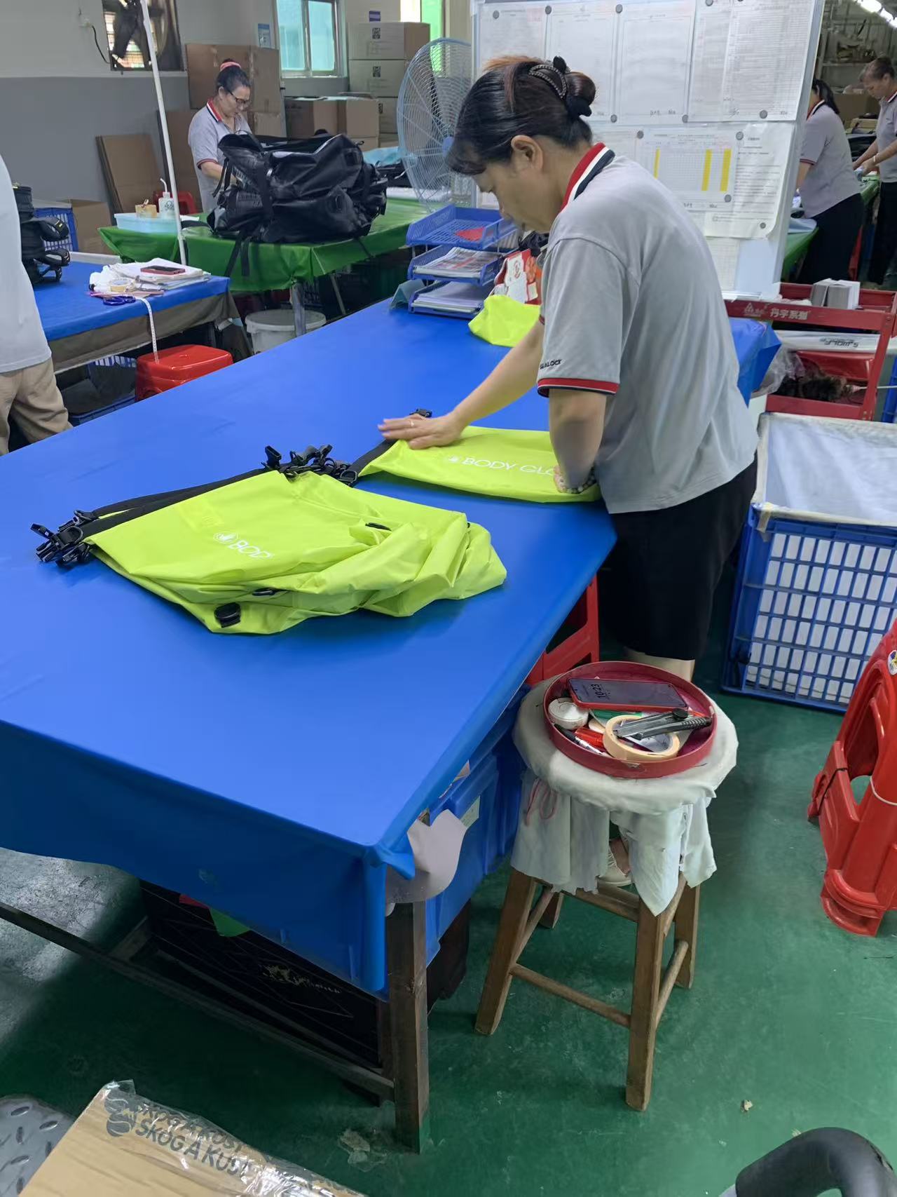 Cách một Đơn hàng Túi khô dạng cuộn có khả năng hiển thị cao được khâu, kiểm tra và đóng hộp